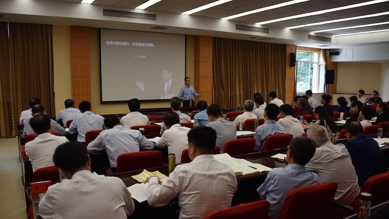 对于中国教育部及主管意识形态的中宣部等部门联合发文，要求各中小学党委办公室严格执行相关指令。（资料图/法新社）