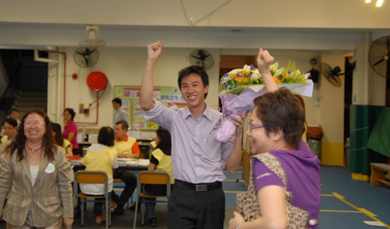 丘文俊2011年第1次当选成为香港沙田区议员。 (丘文俊提供)