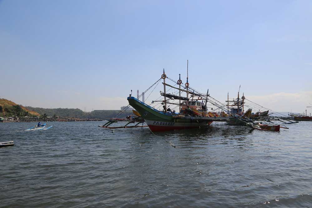 The local fleet of wooden outriggers moored in Bataan harbor. Photo: RFA